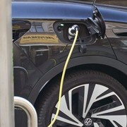 Auto elettriche, dal 2027 cambia la ricarica: colonnine ogni 60 km e pagamenti p