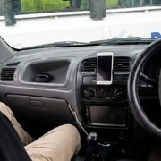 Pakistan: la dimostrazione dell'auto a guida remota finisce... contro la po