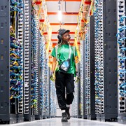L'AI non ruba il lavoro, lo trasforma: la sfida di Amazon tra tagli e nuove oppo