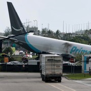 Aereo cargo Amazon fuori pista a Miami, diversi feriti