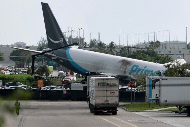 Anteprima: Aereo cargo Amazon fuori pista a Miami, diversi feriti
