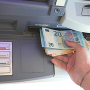 Il bancomat trattiene le banconote: cos?è il cash trapping e come difendersi