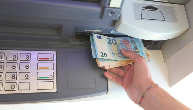 Anteprima: Il bancomat trattiene le banconote: cosè il cash trapping e come difendersi