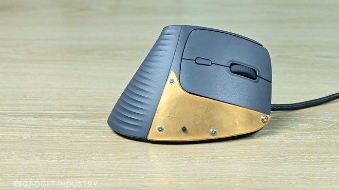 Anteprima: Smartphone rotto? Ecco come trasformarlo in un miniPC integrato in... un mouse!