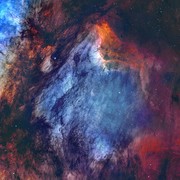 Nebulosa Pellicano, la fabbrica di stelle che cambia forma