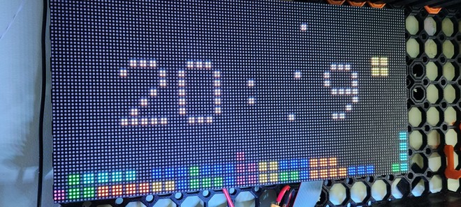 Anteprima: Un orologio da nerd con ESP32: mostra ora, giochi retro e statistiche del PC