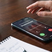 Anche i più smart ci cascano: 1 su 4 abbocca alle truffe luce e gas al telefono
