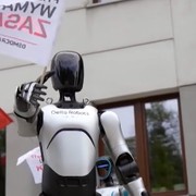 La marcia dei robot che protestano contro loro stessi e l'AI, è successo in Polo