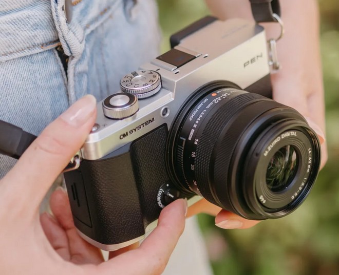 Torna una delle mirrorless più apprezzate: ecco la nuova OM System PEN | Prezzo