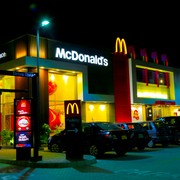 Plastica monouso addio: McDonald's costretta a passare ai bicchieri riutilizzabi