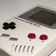 Un vecchio Game Boy pilota un drone grazie ad Arduino e alla porta Link