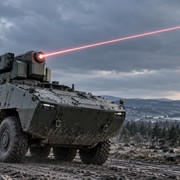 Blindato con laser da 50 kW contro i droni: la difesa diventa mobile