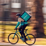 Non solo cibo: Deliveroo lancia la consegna rapida di cover e accessori tech