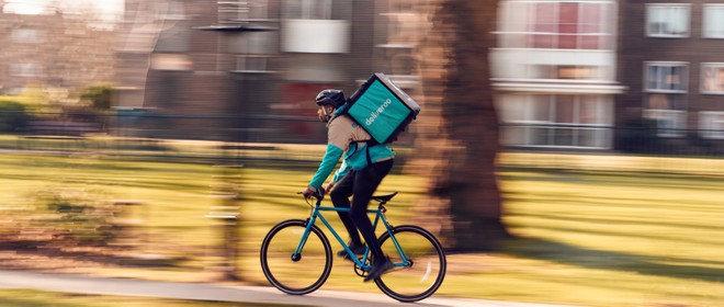 Anteprima: Non solo cibo: Deliveroo lancia la consegna rapida di cover e accessori tech
