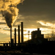 Trump libera le emissioni per le centrali elettriche: "Nessun impatto sul clima"