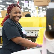 Amazon aumenta la paga ai lavoratori USA e introduce nuovi benefit