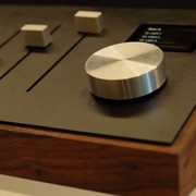La smart home si controlla dalla console: il fascino di manopole e tasti contro 