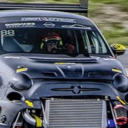 La Abarth 695 più folle di sempre: un mostro da 600 CV sulle ruote anteriori