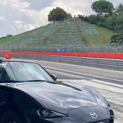 Nuova Mazda MX-5 2027: tra i cordoli di Imola la magia si rinnova