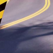 Pannelli neri e gialli sulla strada: il significato della segnaletica