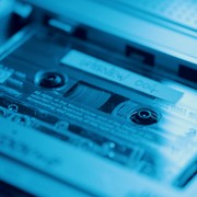 Questo lettore MP3 non solo sembra una cassetta, ma funziona come una cassetta
