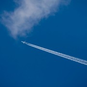 Scie di condensazione degli aerei: ridurle si può (e fa bene all'ambiente)