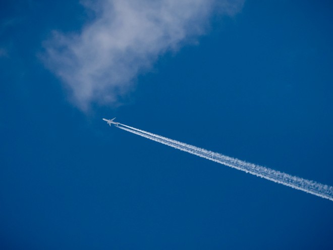 Scie di condensazione degli aerei: ridurle si può (e fa bene all'ambiente)