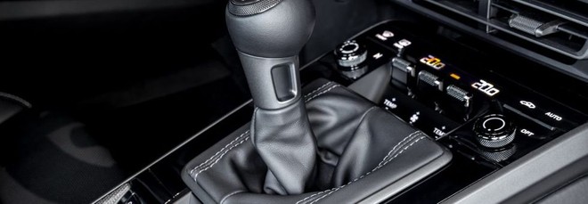 Porsche reinventa il cambio manuale: l'incredibile brevetto «quattro in uno»