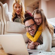Rientro a scuola, attenzione alle truffe online: come proteggere tutta la famigl