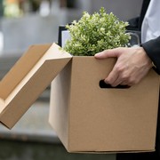 Accompagna la vicina 83enne in Swisscom e viene licenziato