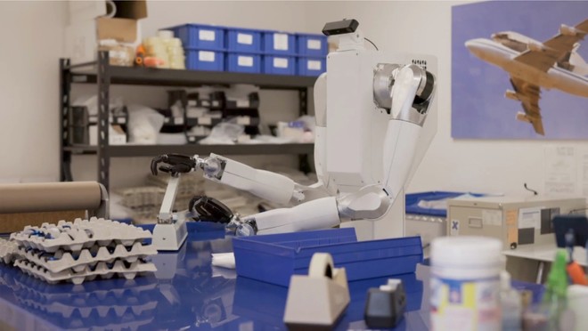 Anteprima: Feather, il robot da 26.000 euro che vuole diventare lAndroid della robotica