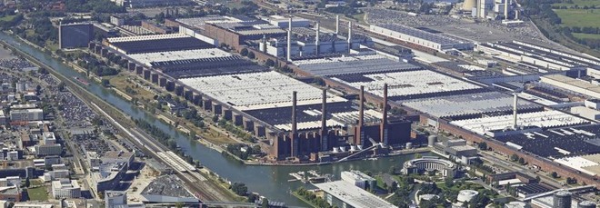 Il paradosso Volkswagen: le elettriche vendono troppo, ma a Wolfsburg si taglia