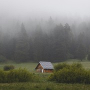 Bollette addio: la storia della famiglia che vive in una casa off-grid alimentat