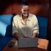 ASUS Googlebook 14 è ufficiale: meno di 1kg, display OLED touch e AI integrata