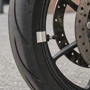 Nastro adesivo sulla gomma della moto: perché molti lo usano e a cosa serve