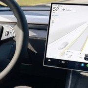 Tesla FSD: rinviato il voto UE di ottobre, spuntano dubbi sui limiti di velocità