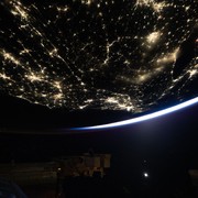 La Terra brilla nel buio: lo spettacolo visto dalla Stazione Spaziale