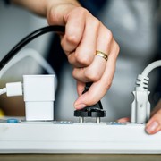 Allarme bollette: la crisi energetica si abbatte sul mercato tutelato, rincari s