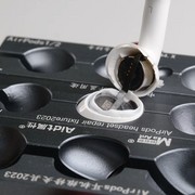 AirPods 5, iFixit li smonta: la riparabilità migliora, ma il case è un incubo