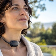 Perde la voce dopo un tumore, crea un dispositivo che permette di parlare