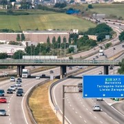 Da 120 km/h a 40 km/h, i limiti di velocità variano in tempo reale: la novità in