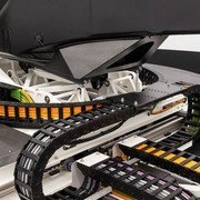 Il simulatore che unisce un pilota vero, un'auto virtuale e un powertrain r