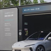 Battery swap per tutti, la mossa da milioni che unisce Geely e Nio