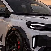 Dacia Spring Widebody, da citycar essenziale a "mostro" da pista (ma solo sui so