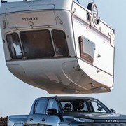 Toyota lancia una roulotte da 9 metri sulla nuova Hilux: omaggio a Top Gear