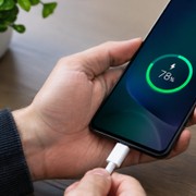 Lo smartphone vibra più volte quando è in carica? Non è un buon segno
