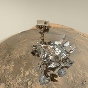 Curiosity sale a 1 km sul Monte Sharp, e festeggia con un selfie