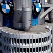BMW taglierà il 20% dei manager nel 2027: saranno sostituiti dall'AI