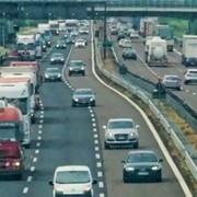 Limite a 100 km/h per le auto termiche e 130 km/h per le EV: la proposta fa disc