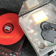 Un lettore CD portatile Bluetooth retro con scocca semitrasparente (anche fluore